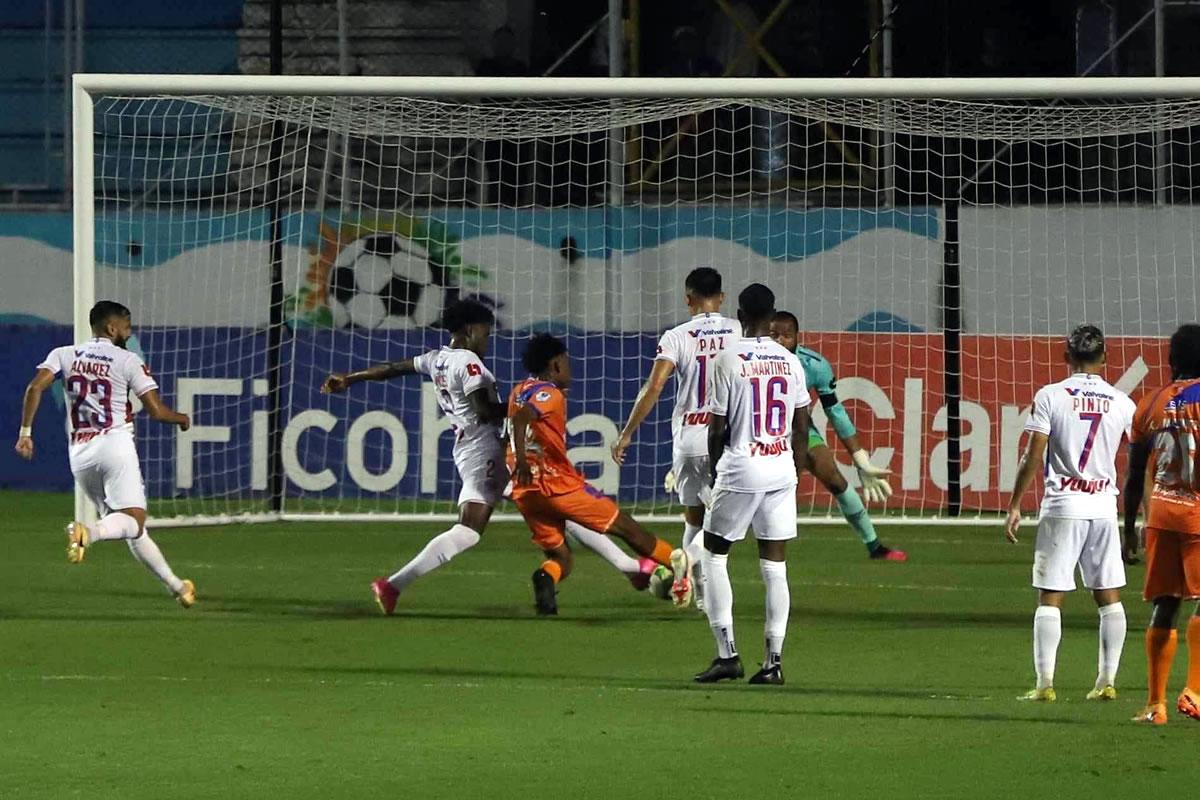 El joven Justin Ponce venció a Edrick Menjívar con este derechazo. Nada pudo hacer la defensa del Olimpia.