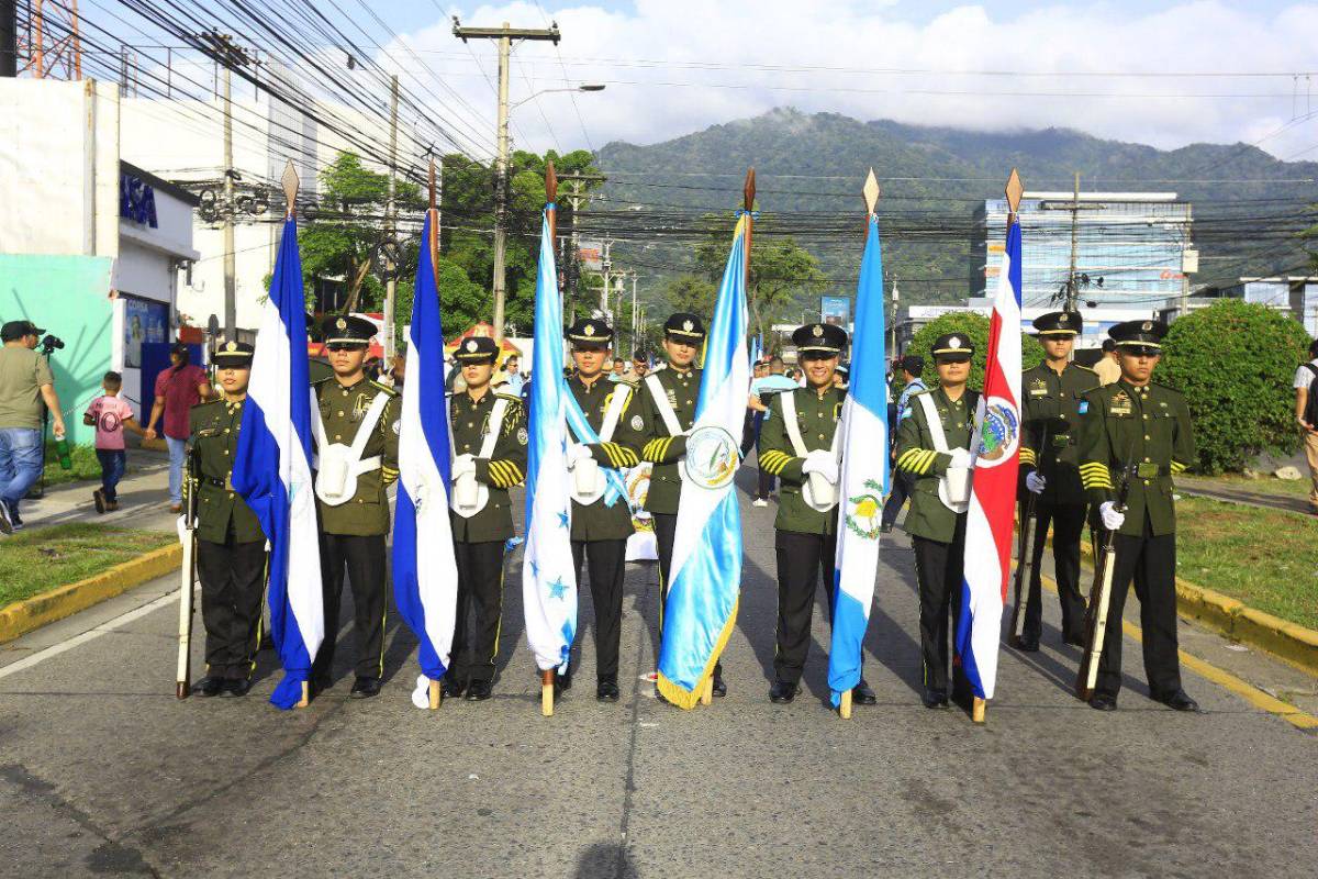 Civismo y amor por Honduras en desfile de escuelas en San Pedro Sula