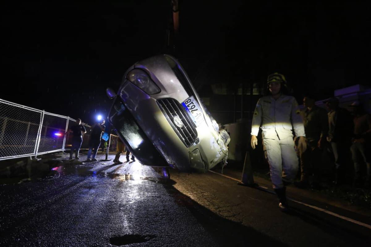 Retiran vehículo que cayó en socavón por fuertes lluvias en SPS