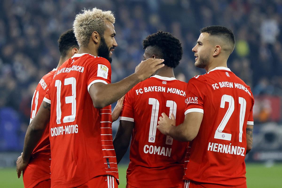 Eric Maxim Choupo-Moting es felicitado por sus compañeros tras hacer el segundo gol del Bayern.