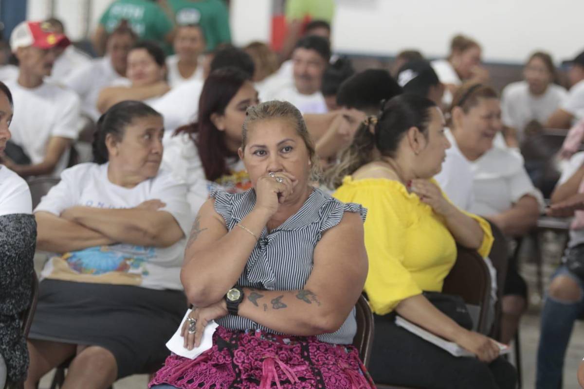 Asfura cumple promesa y entrega ayuda a afectados por incendio en mercado Medina