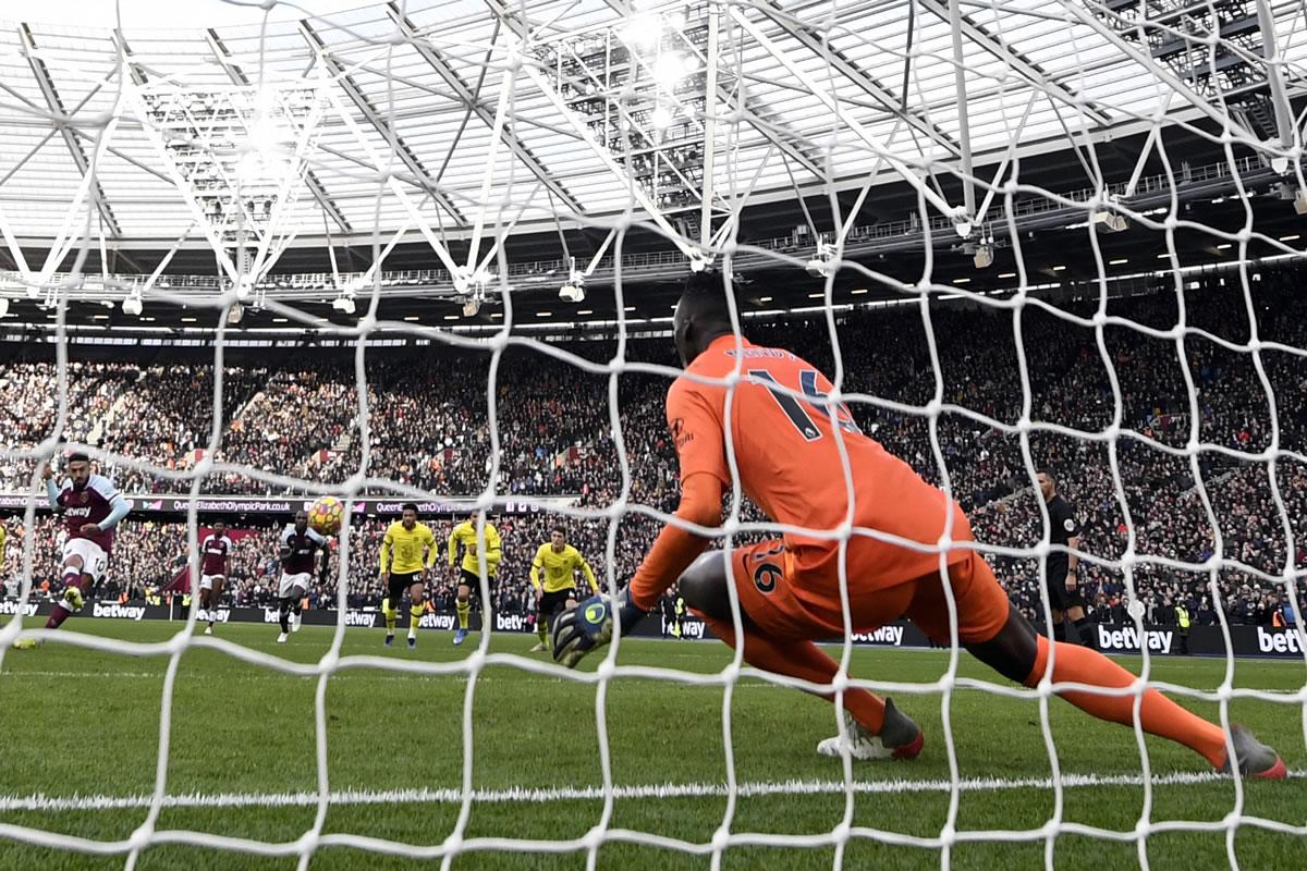 Manuel Lanzini al momento de marcar de penal el empate del West Ham.