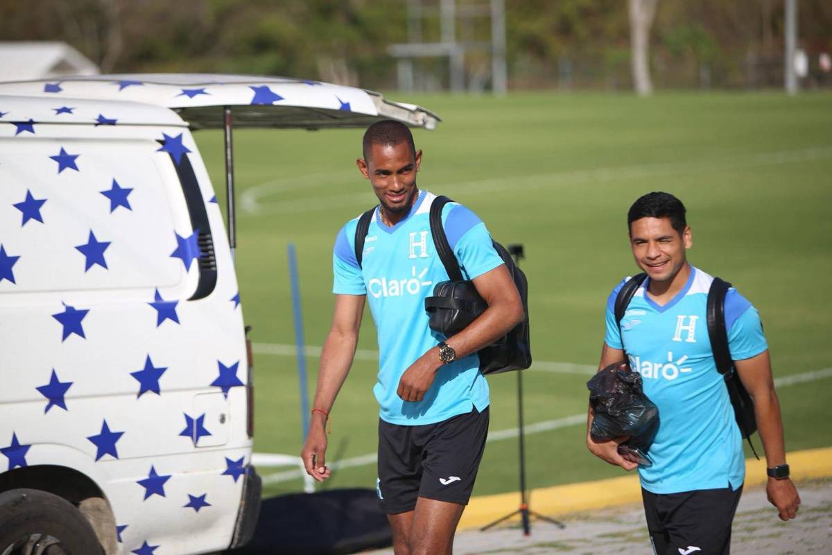 Jerry Bengtson en su llegada al microciclo de la selección de Honduras junto a Carlos Pineda.