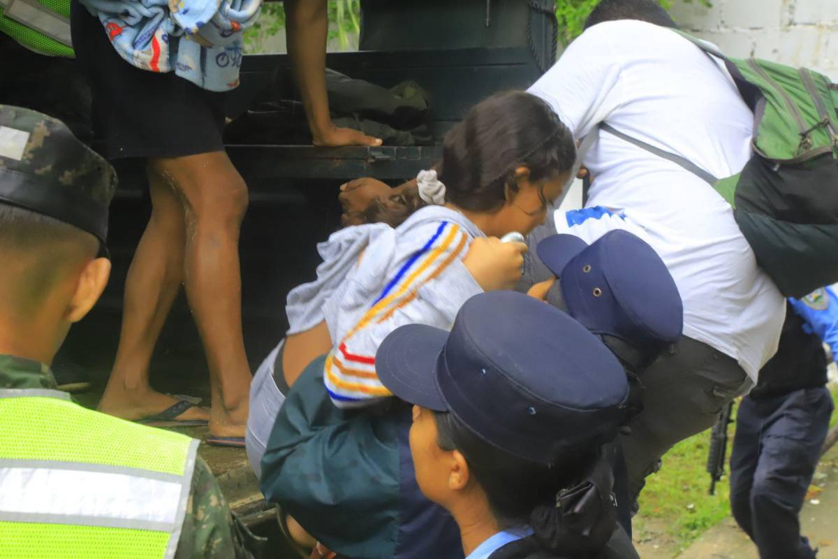 A albergues llevan a familias afectadas en el sector Rivera Hernández por tormenta Sara