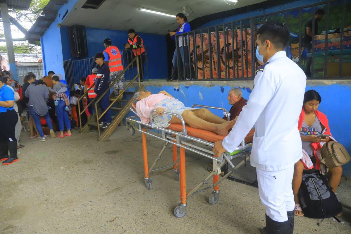 A albergues llevan a familias afectadas en el sector Rivera Hernández por tormenta Sara