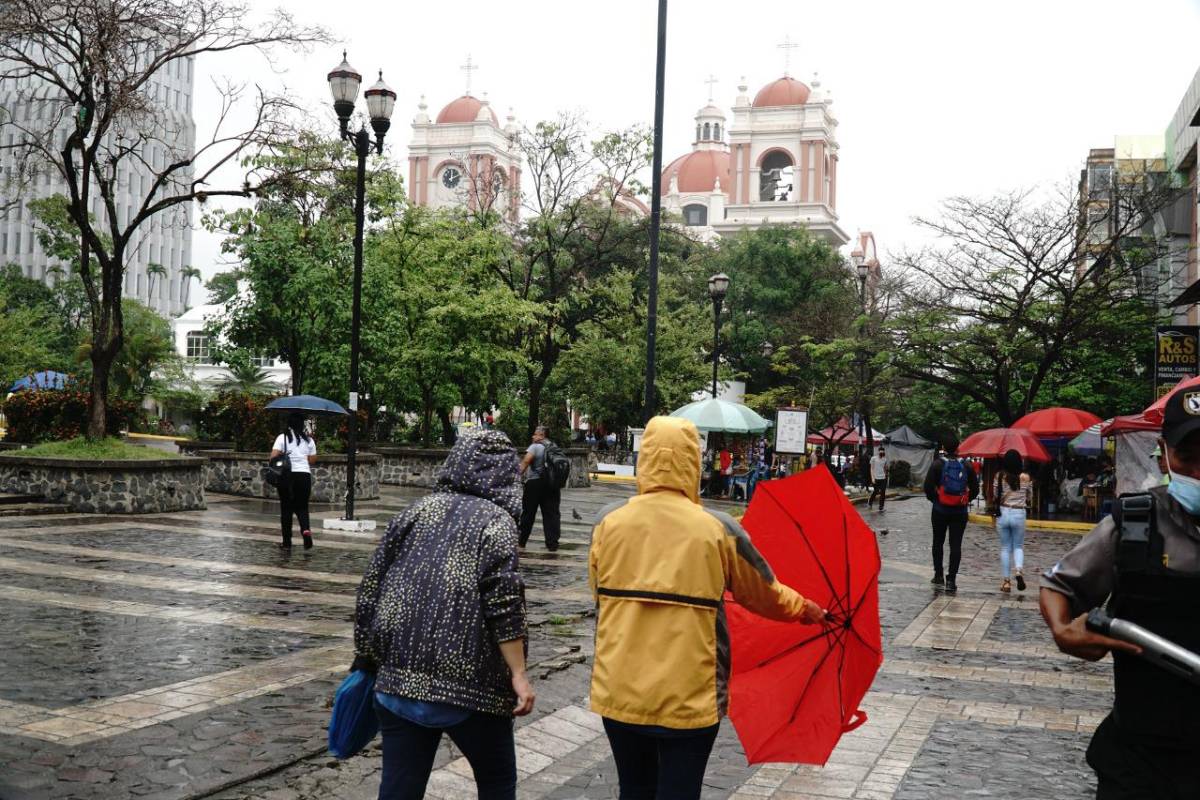Las lluvias serán más intensas en el oriente y suroccidente del país, según la previsión climática de Cenaos-Copeco.