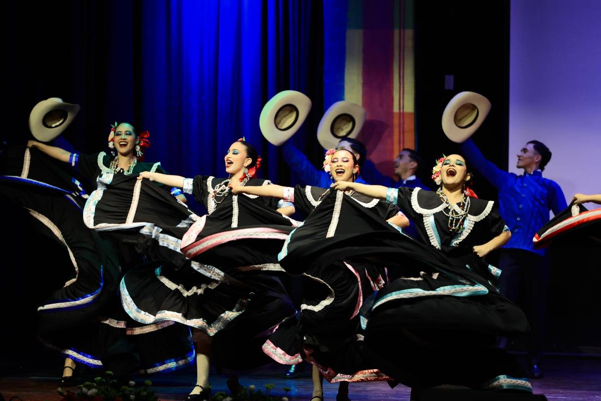 Artistas nacionales e internacionales brillan en espectacular festival folclórico