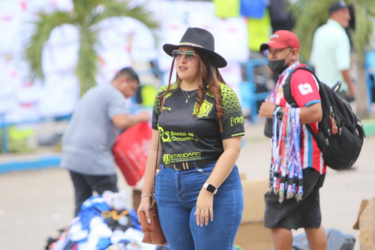 Bella olanchana en los alrededores del estadio Juan Ramón Brevé.