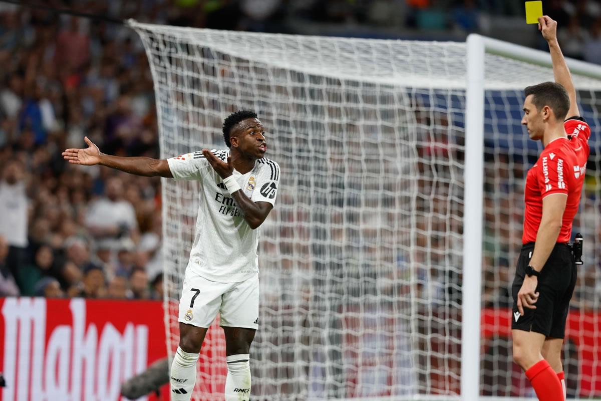 Vinicius es uno de los jugadores amonestados por protestar a los árbitros.