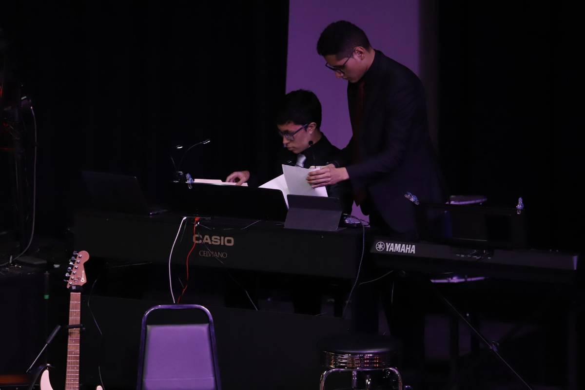 Los jovencitos también demostraron sus habilidades en el piano.
