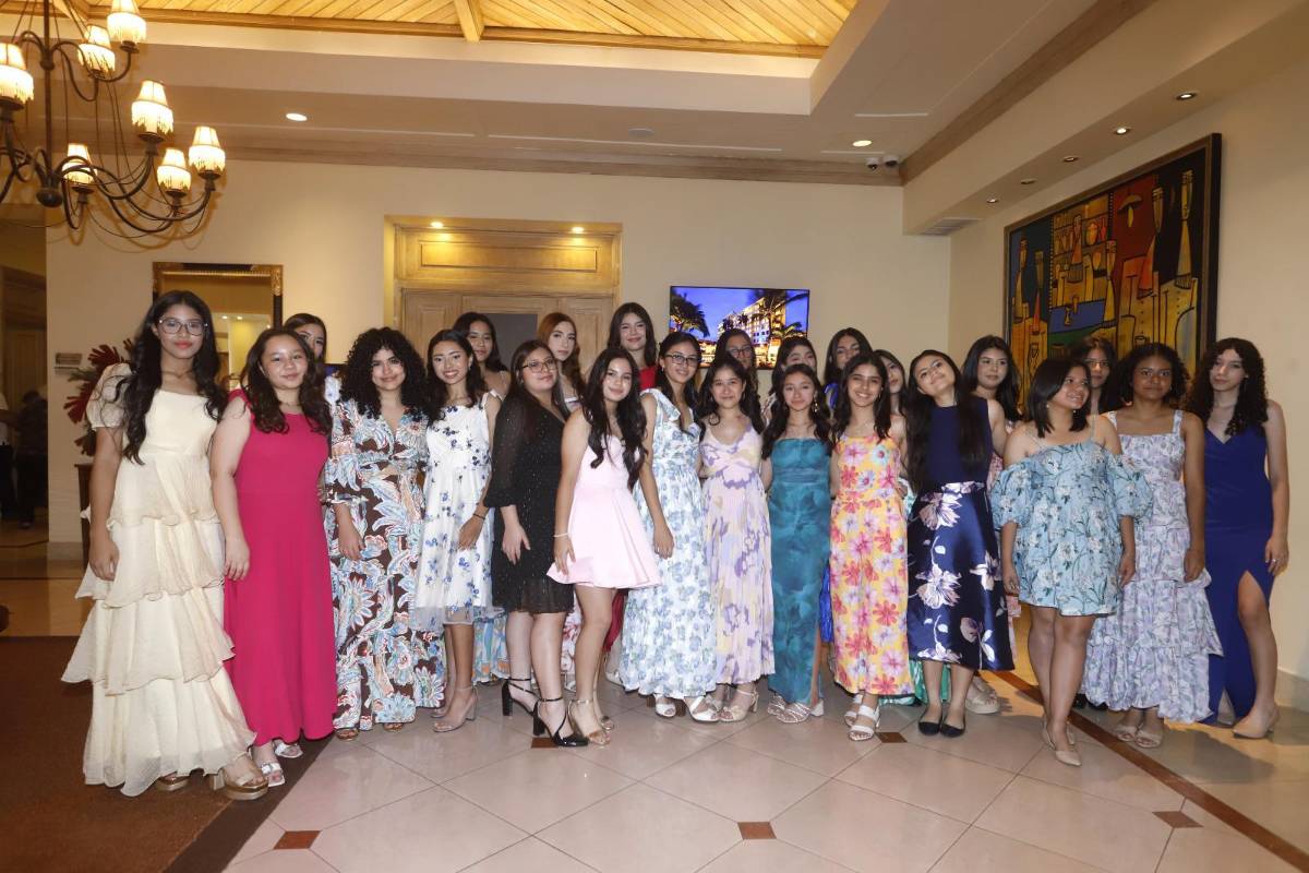 Seniors 2025 de la Happy New Dawn realizan su desayuno