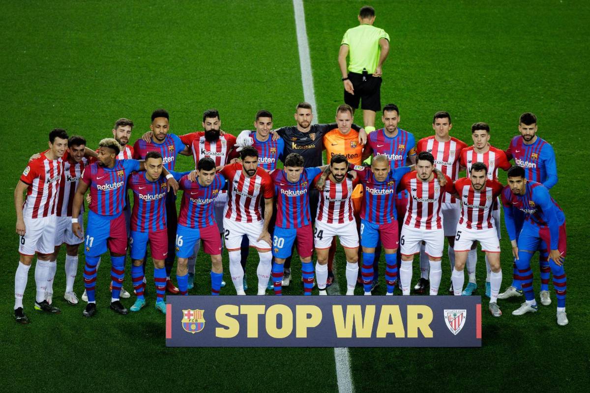 Antes del pitazo inicial las plantillas del Barcelona y Athletic Club se unieron para pedir un alto a la invasión de Rusia a Ucrania.