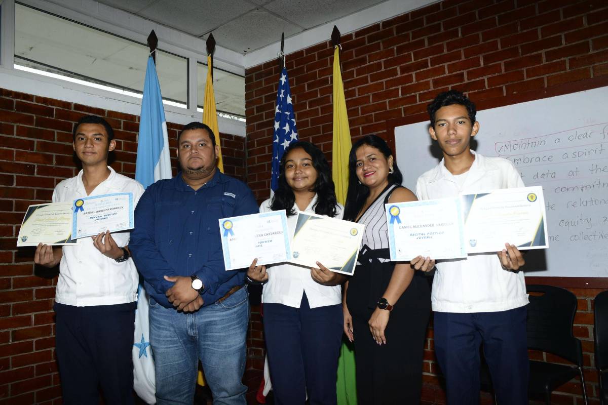 Recital Poético de Jóvenes en la Escuela Internacional Sampedrana