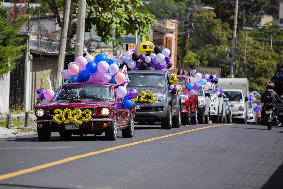 Graduandos y padres de familia realizaron el tradicional desfiles con sus autos decorados con coloridos globos