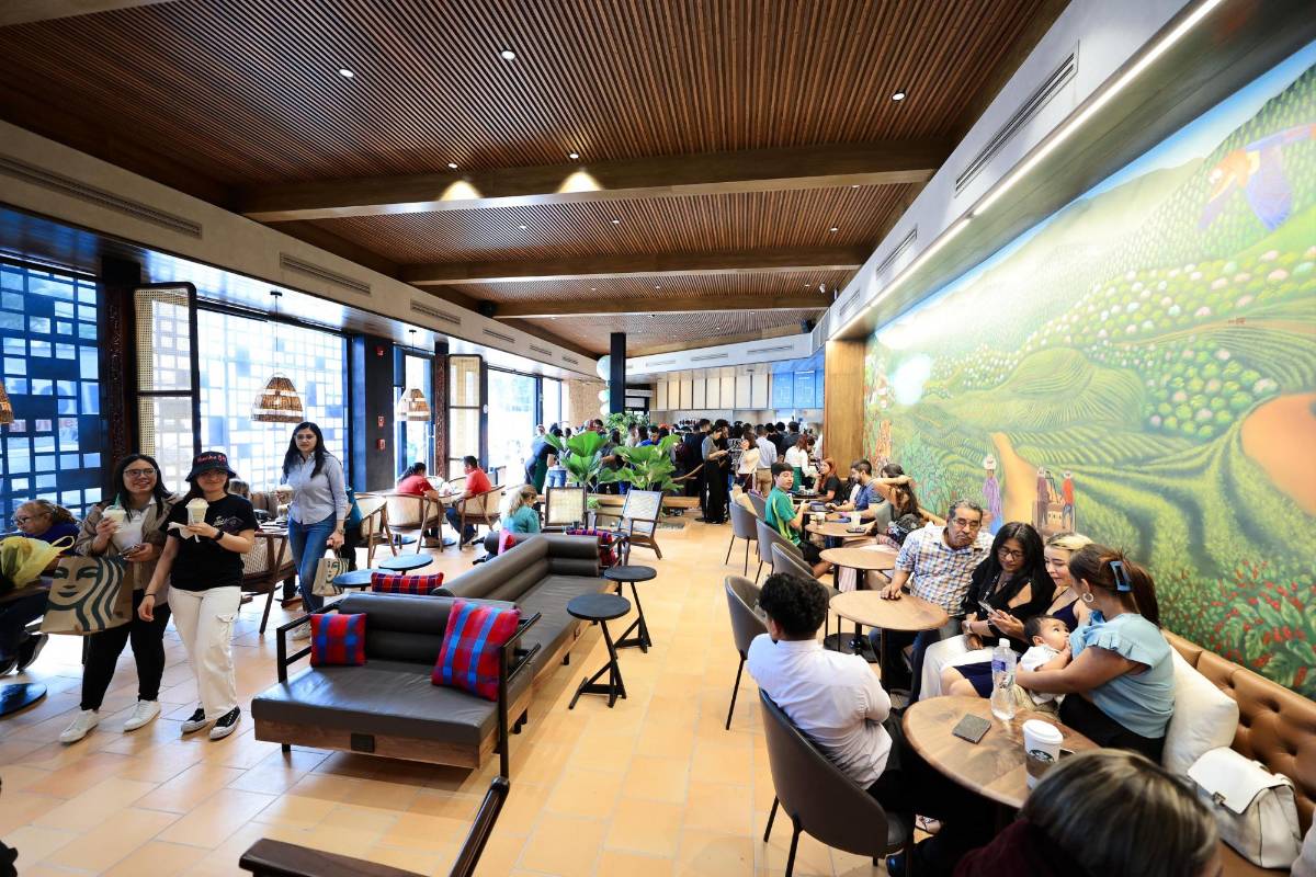 Largas filas por inauguración de Starbucks en Honduras (Fotos)