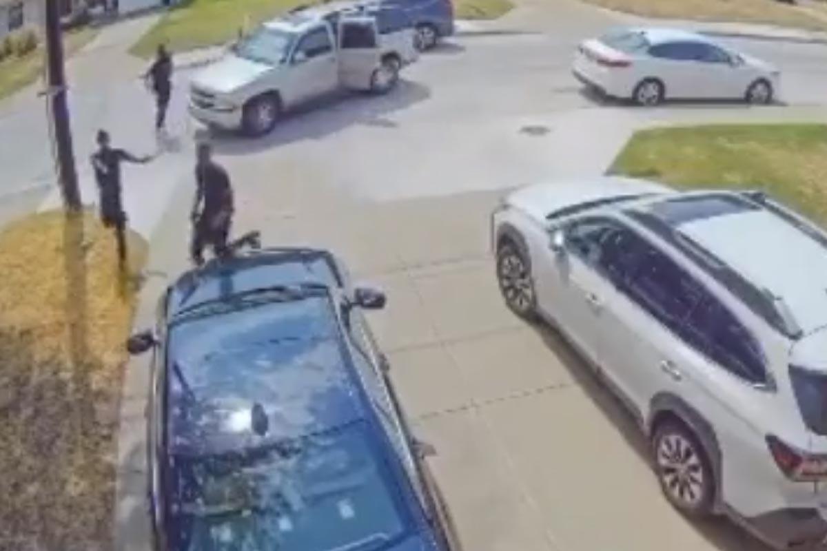 Los tres hombres armaods se bajaron de una camioneta.