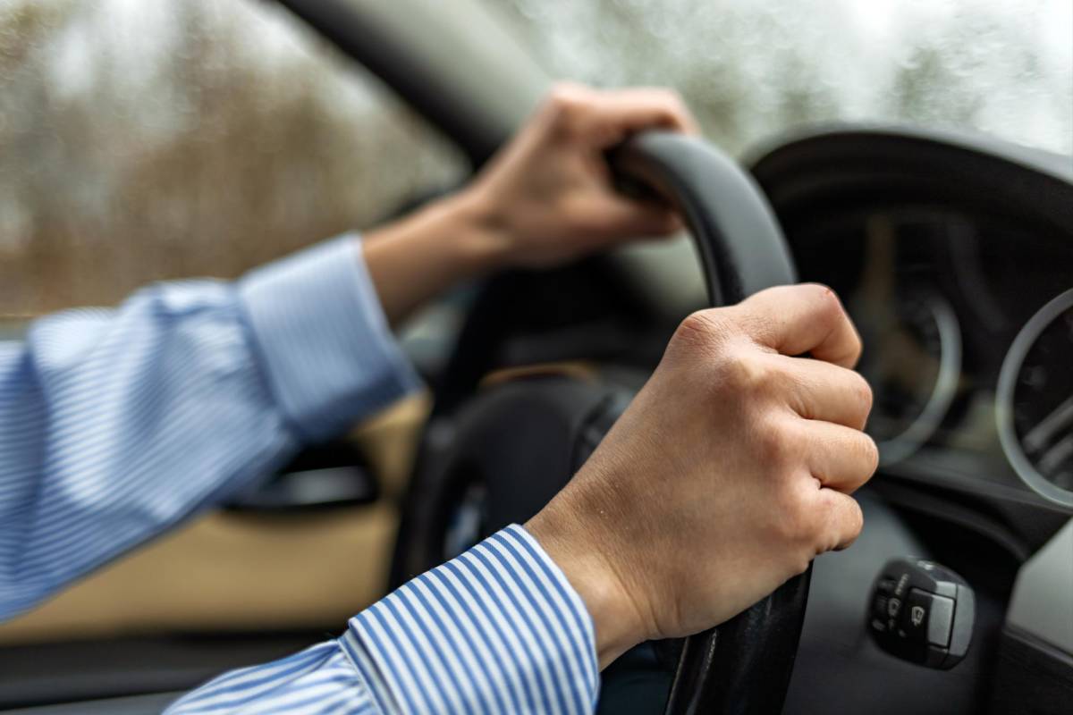 Mantente alerta, vibraciones en el volante también pueden ser señales que deben llamar tu atención.