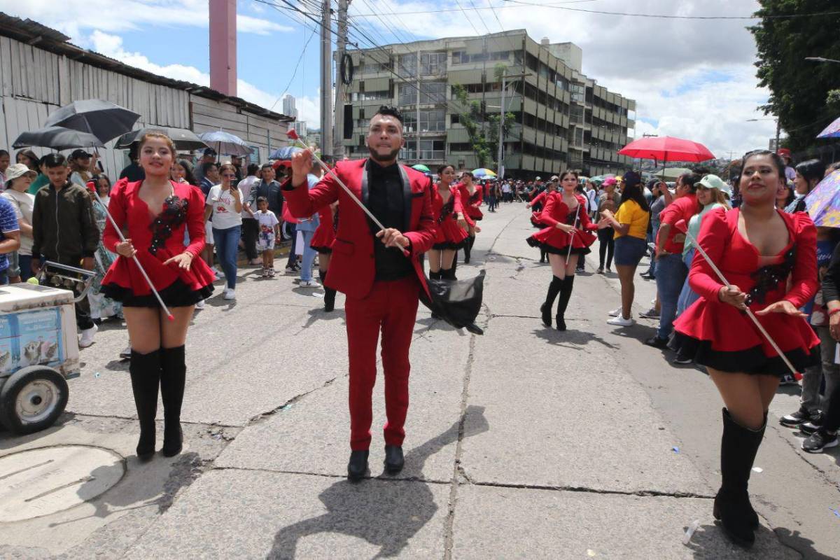 El instructor de palillonas que se volvió viral durante el desfile patrio