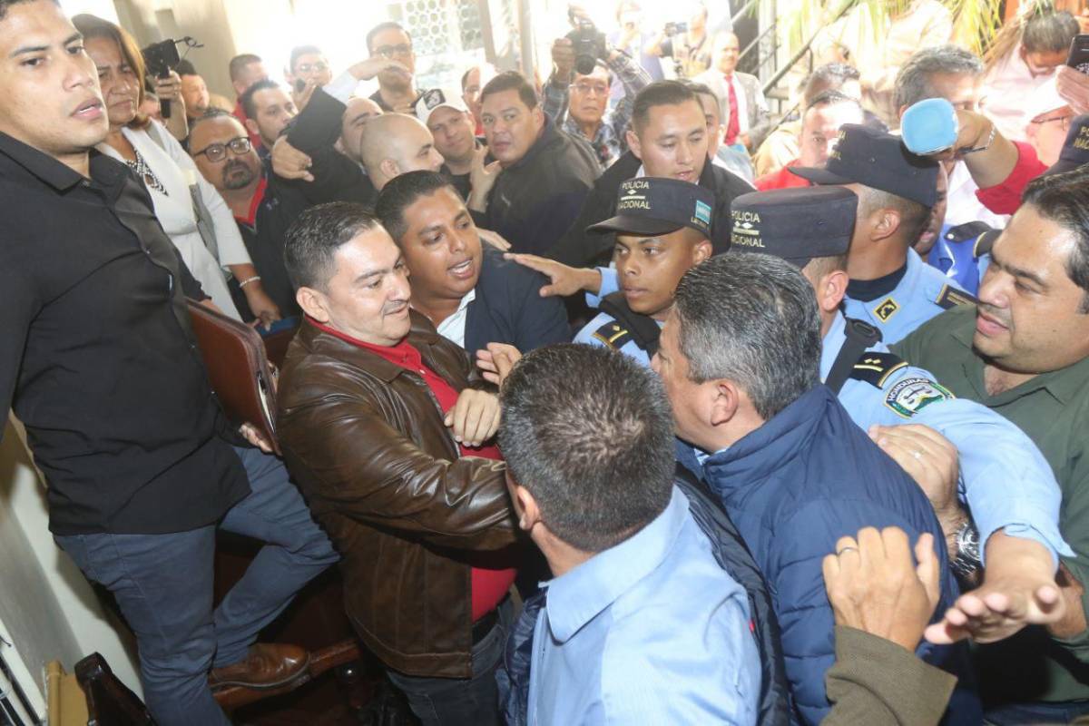 Diputados de la oposición y del oficialisto se enfrentaron mientras era nombrado el fiscal general y el fiscal adjunto.