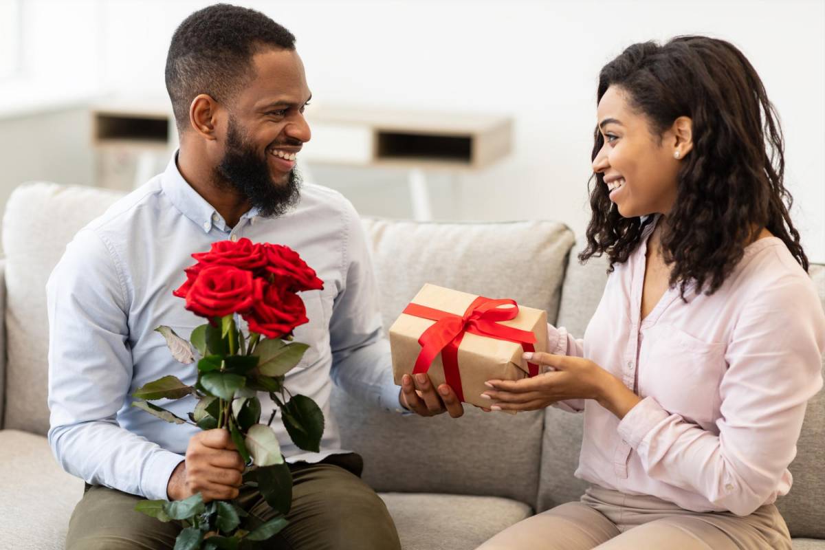 Las parejas suelen intercambiar regalos en esta fecha especial.