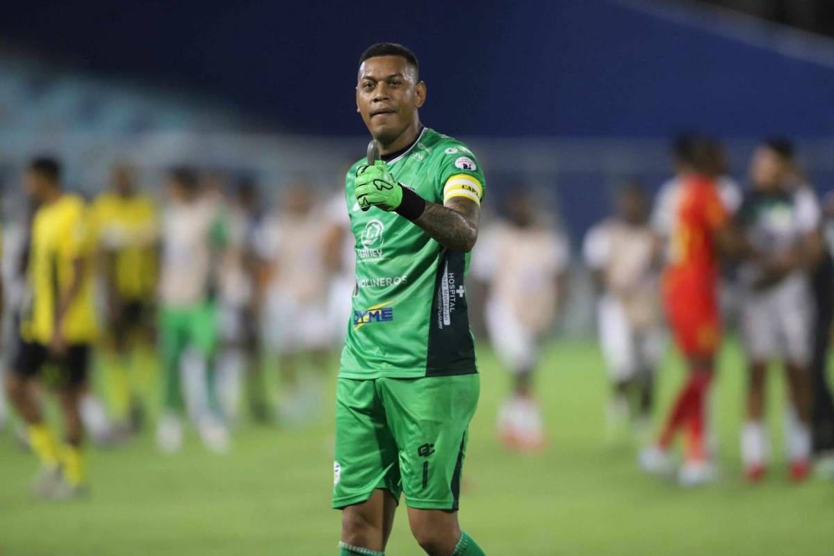 Hermosas chicas, pesadilla del Real España, héroe y caballo en pleno partido