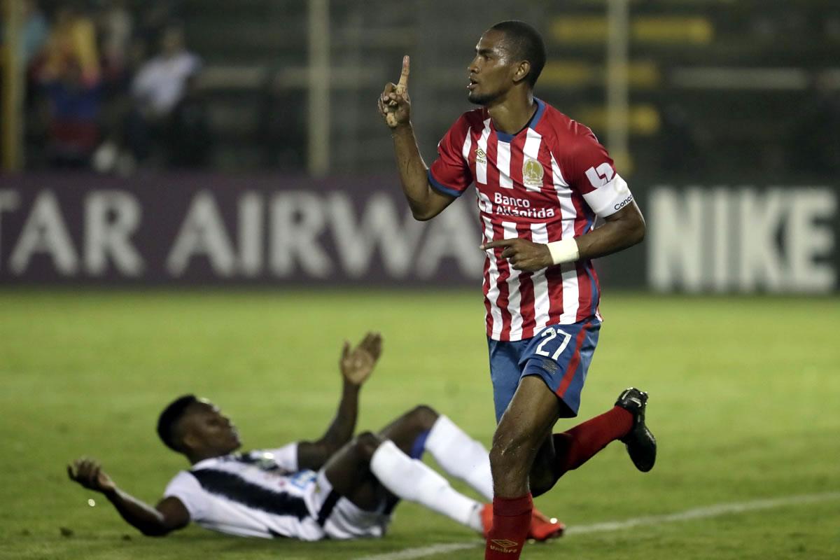 Jerry Bengtson celebrando su gol que significó el 0-2 del Olimpia.