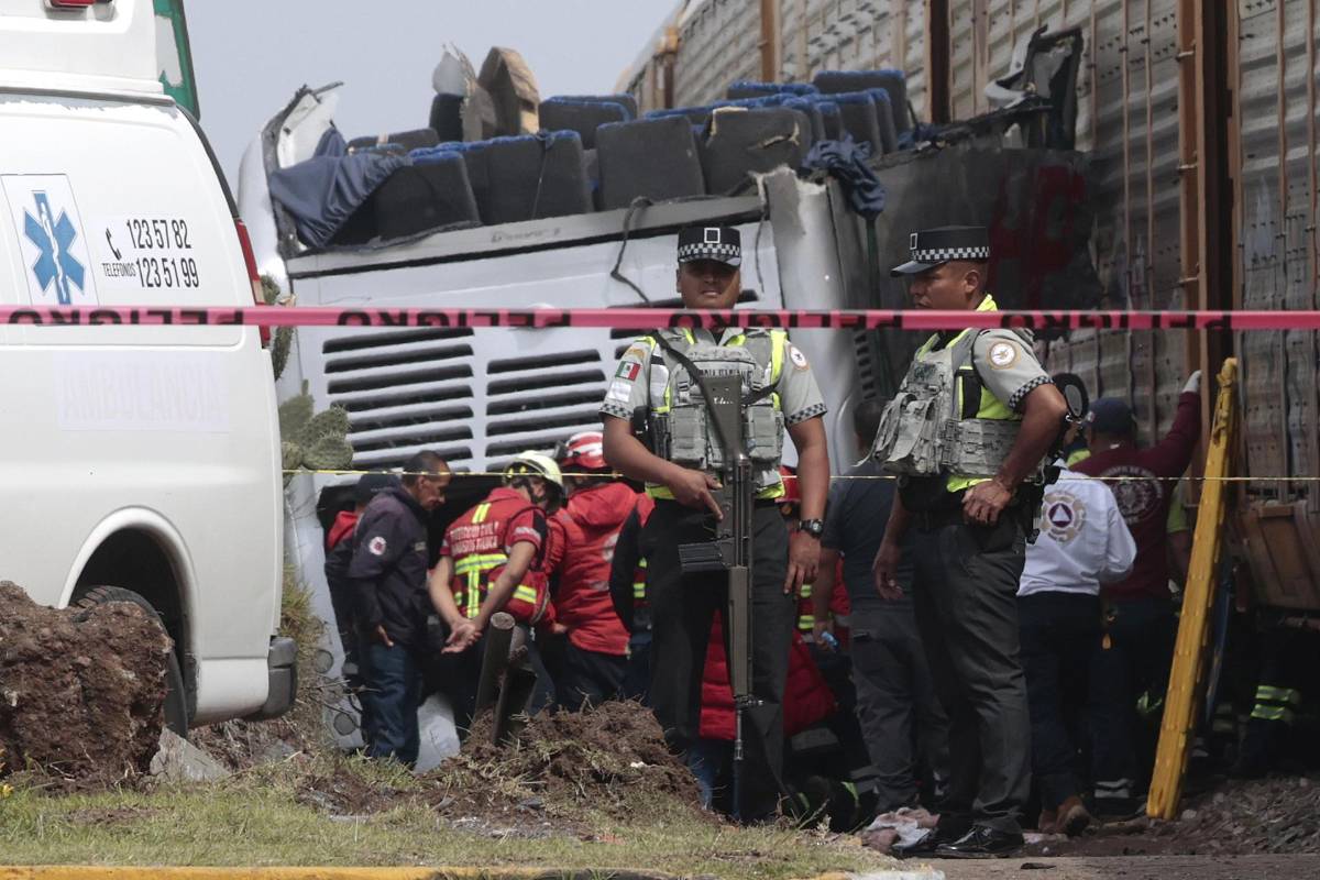 Fotos inéditas del accidente entre tren y bus que dejó al menos ocho muertos en México