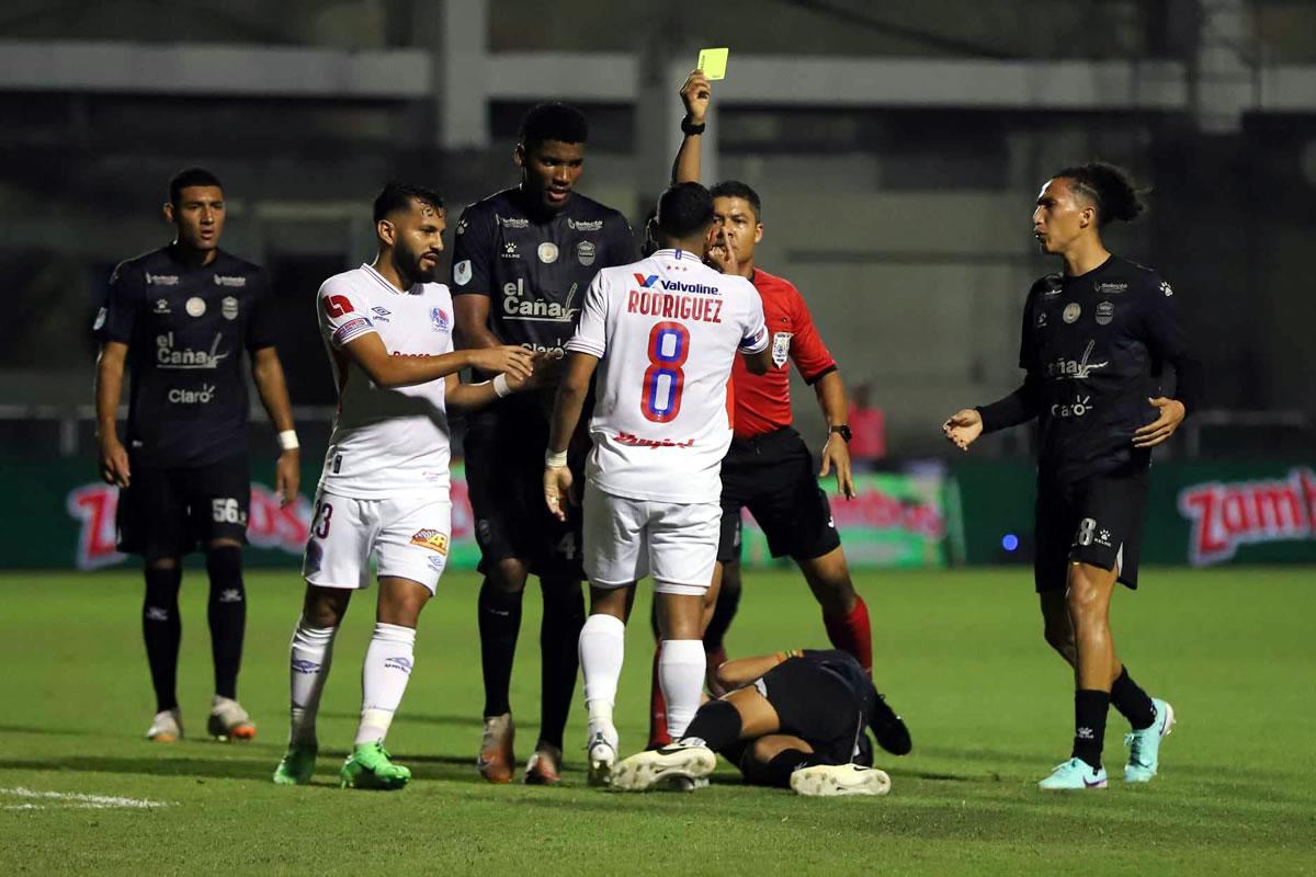 El árbitro Armando Castro había motrado primero amarilla, pero tras consultar con su auxiliar, cambió la decisión y le sacó la tarjeta roja.