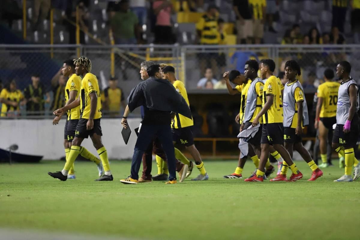 Hermosas chicas, pesadilla del Real España, héroe y caballo en pleno partido