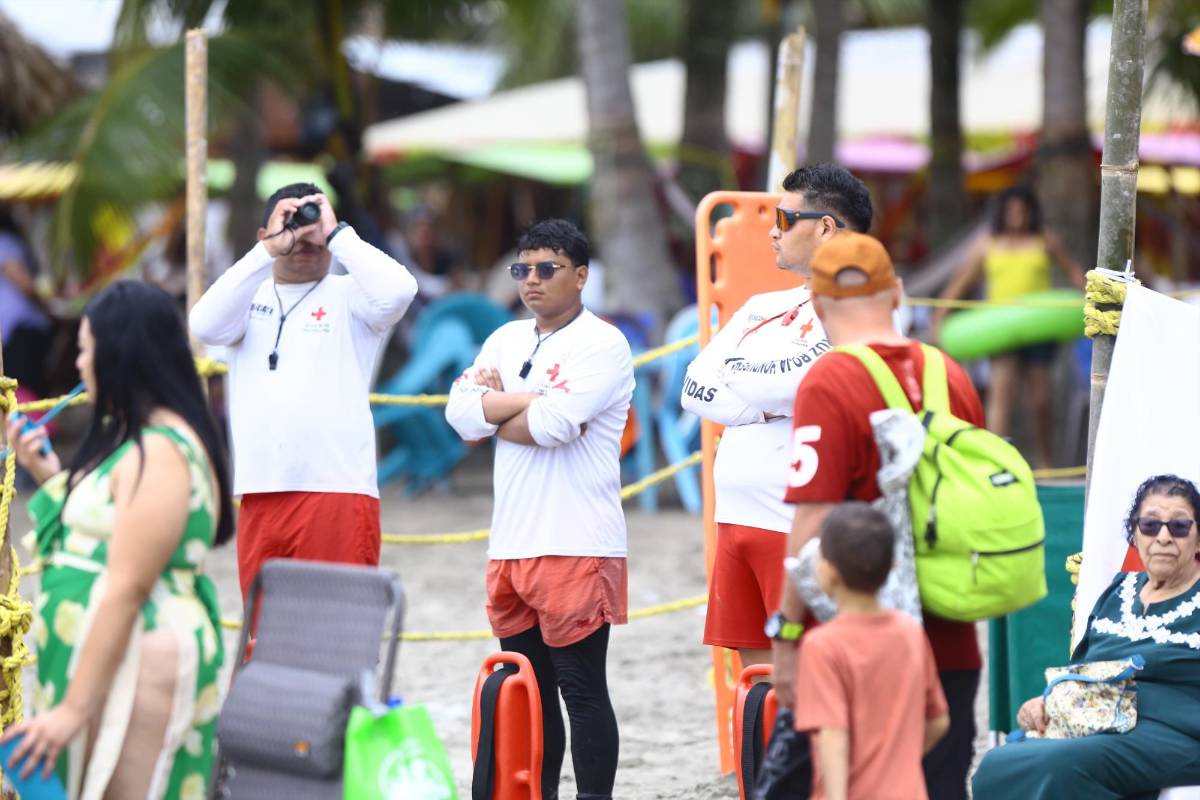 Veraneantes disfrutan de las playas de Tela bajo nubarrones grises