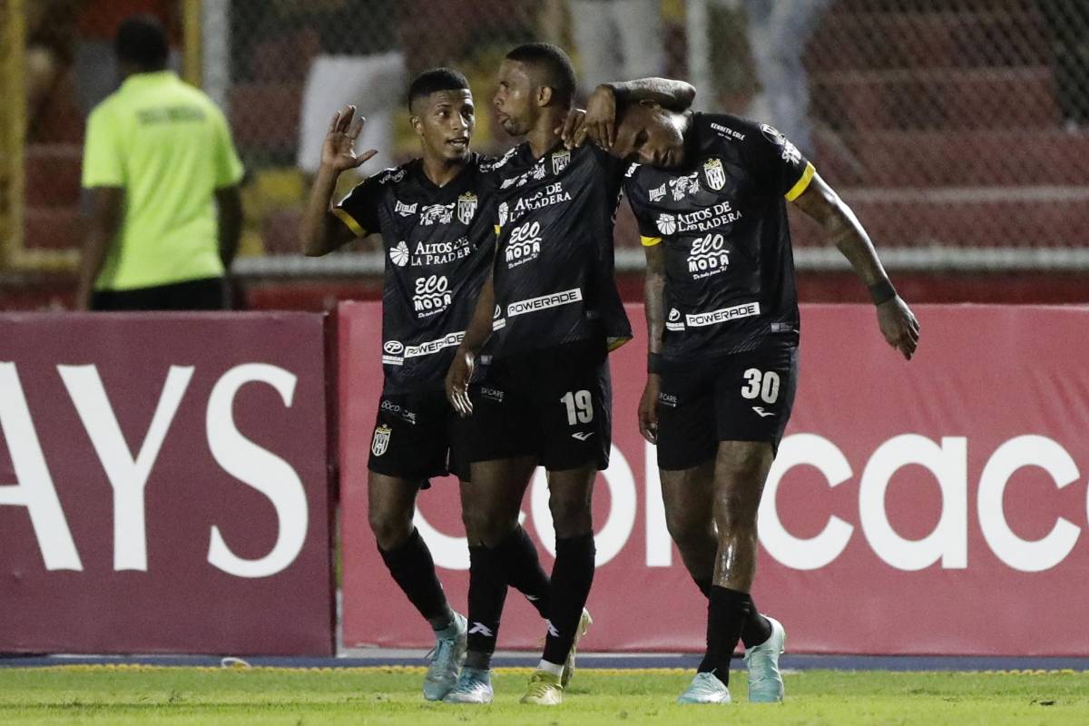 Carlos Small (derecha) fue la figura del juego al marcar un doblete.