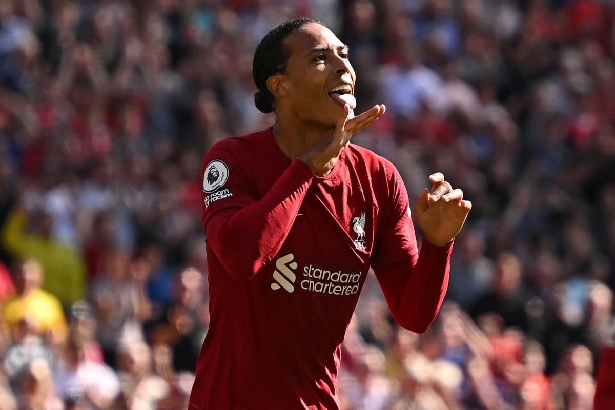 Virgil Van Dijk también se unió al festín goleador del Liverpool.