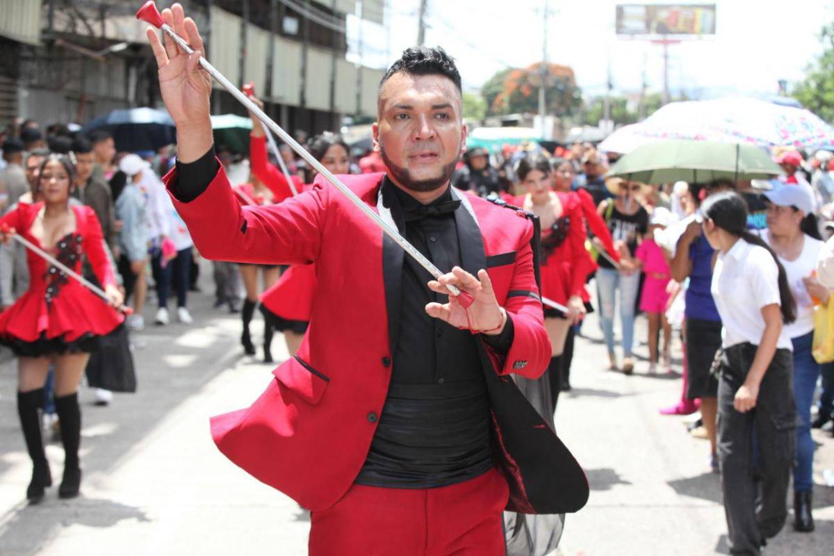 El instructor de palillonas que se volvió viral durante el desfile patrio