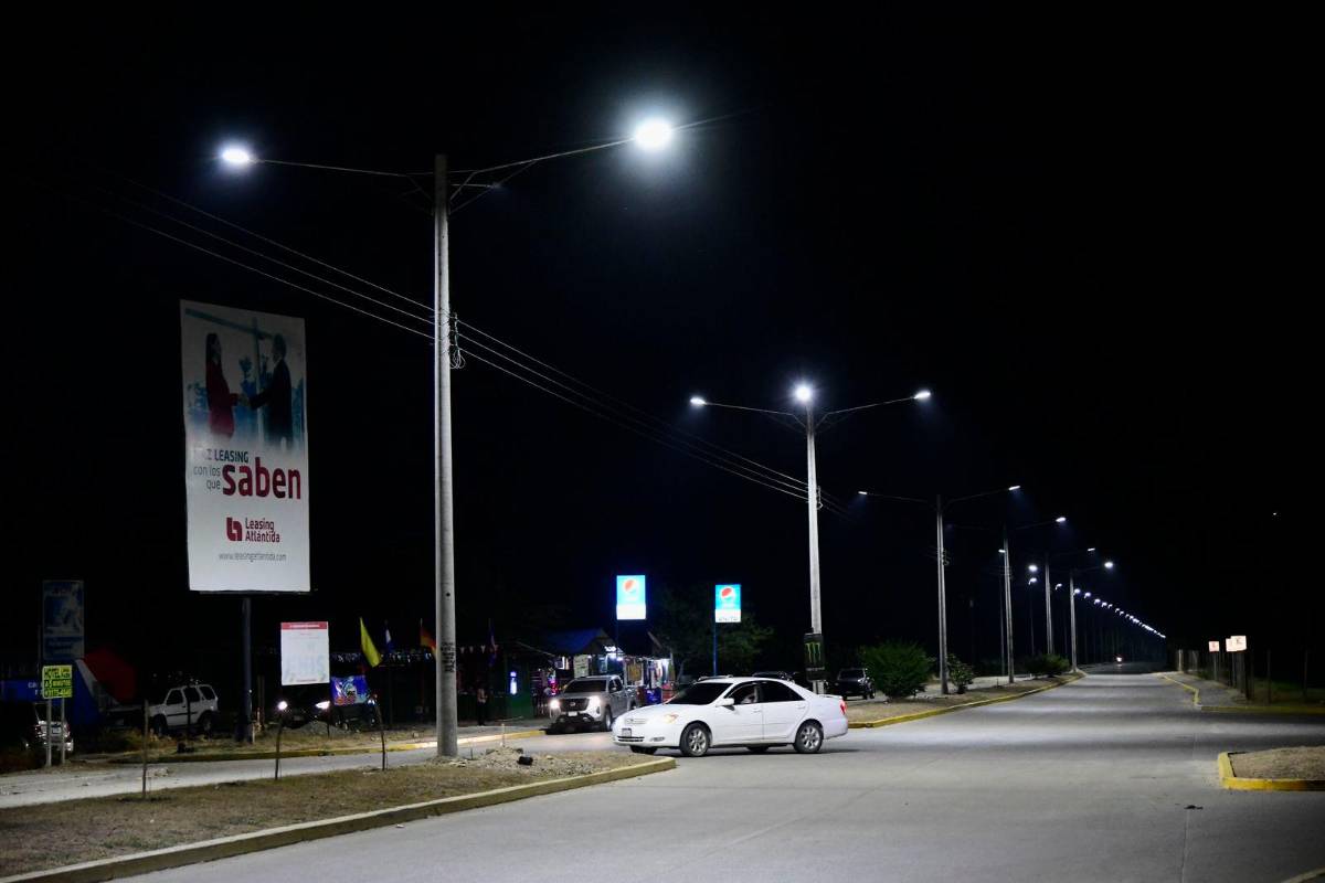 Iluminan bulevar hacia el aeropuerto Villeda Morales