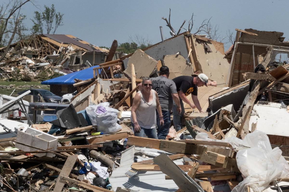 En Iowa un tornado arrasó un pueblo dejando varias víctimas.