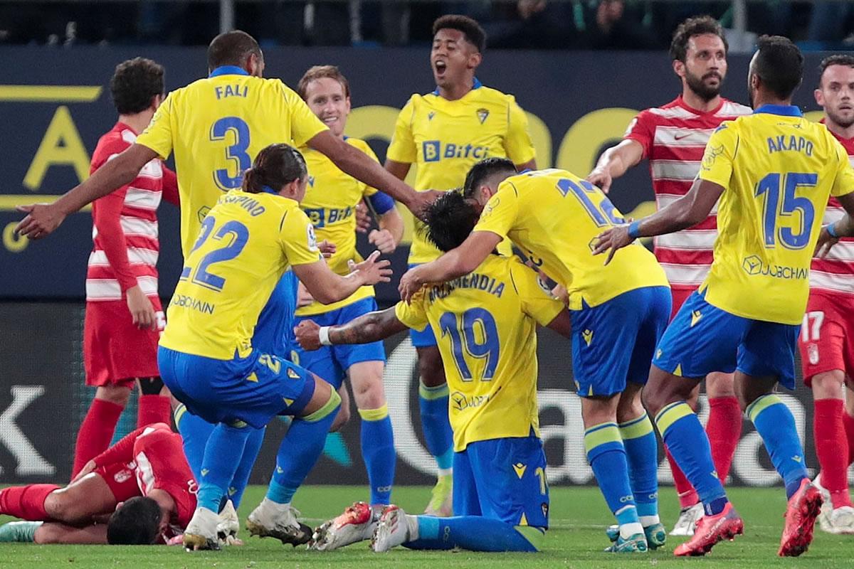 Jugadores del Cádiz, entre ellos el hondureño, celebrando el gol de Santiago Arzamendia.