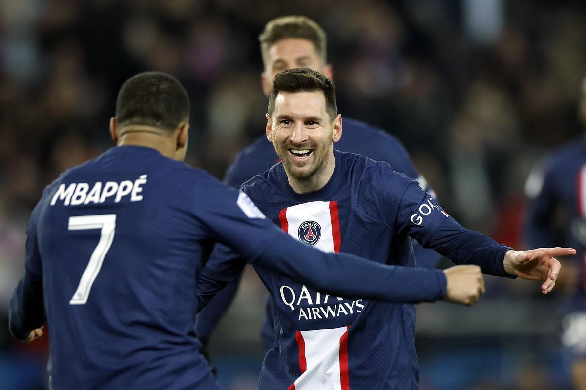 Lionel Messi y Kylian Mbappé celebrando el primer gol del partido ante Nantes.