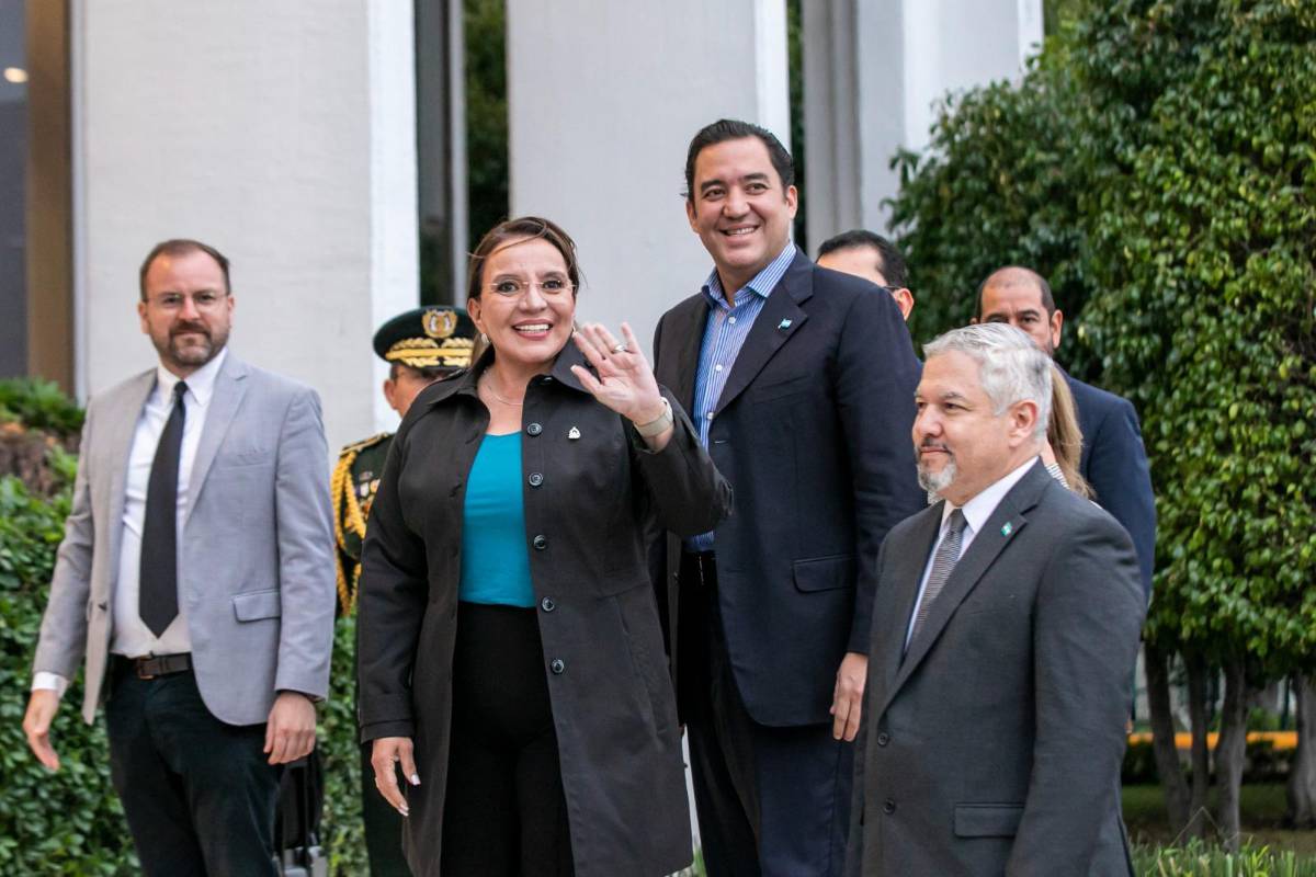 La presidenta Xiomara Castro junto a su hijo y también secretario privado de presidencia, Héctor Manuel Zelaya y el canciller, Enrique Reina.