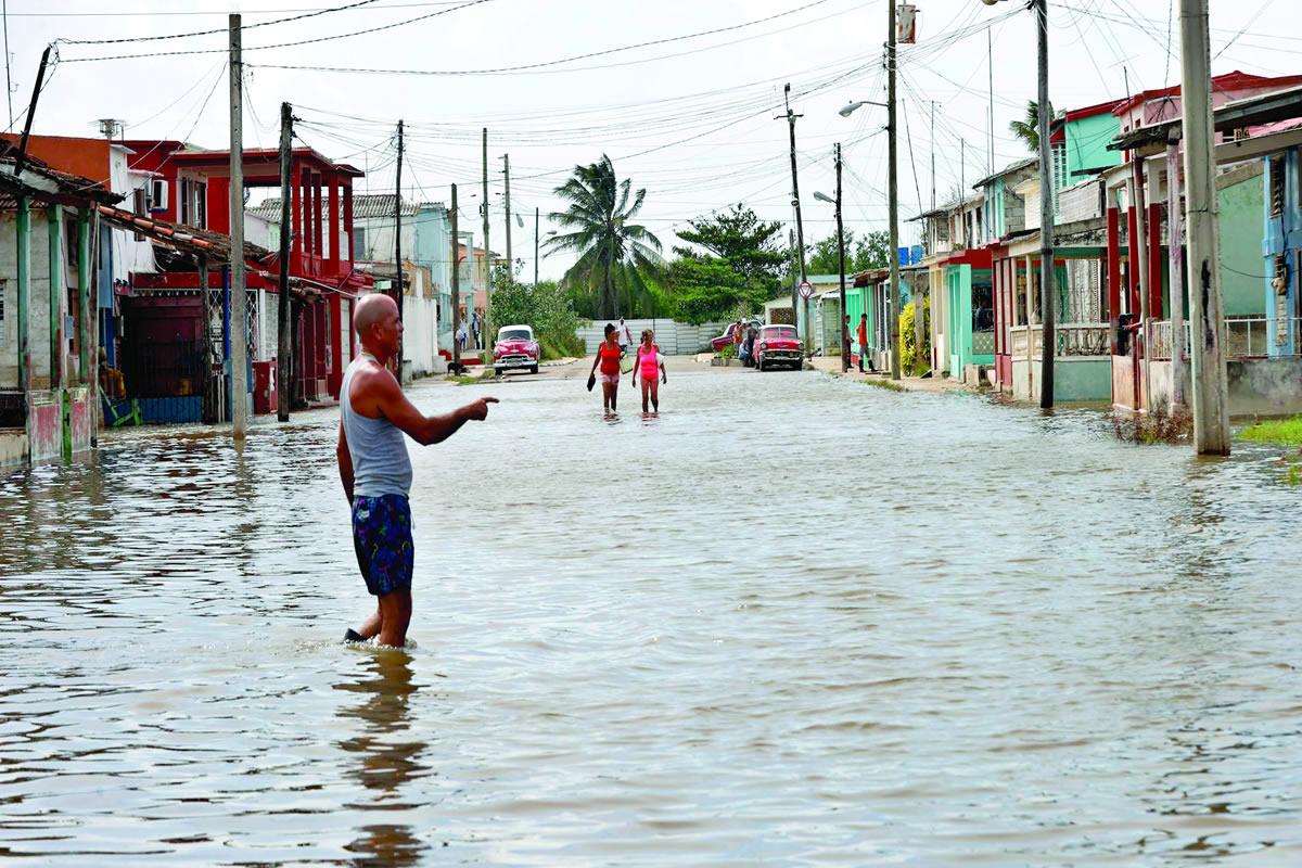 $!En el oeste de Cuba, la marejada se hizo presente, así como las inundaciones en pueblos costeros más cercanos a la Florida.
