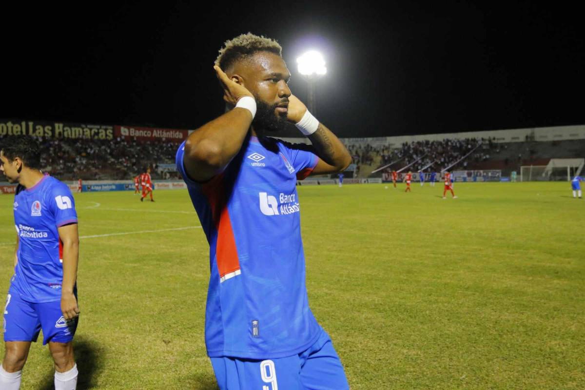 Jorge Benguché hizo el gesto de que no escuchaba luego de su anotación.