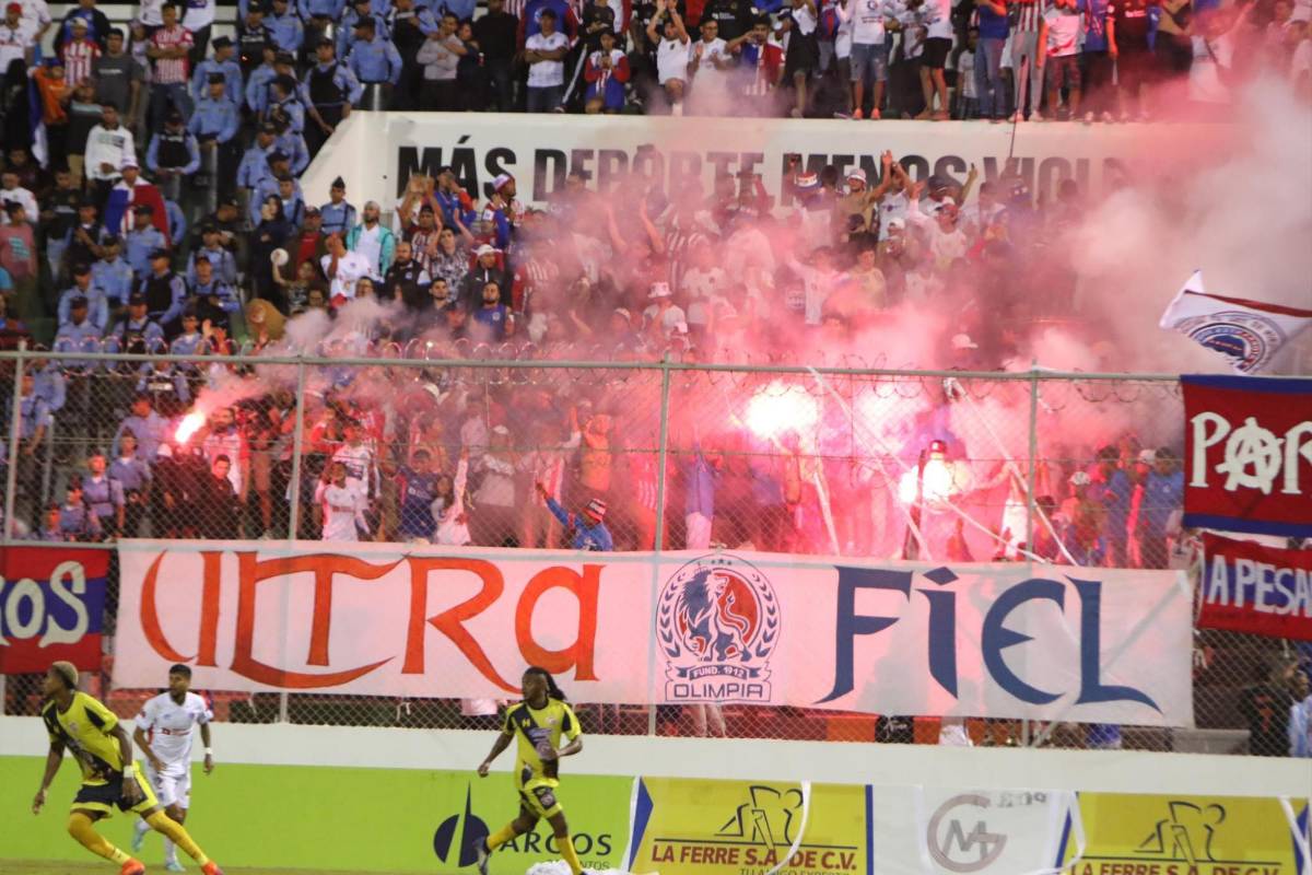 La Ultra Fiel, barra oficial del Olimpia, montó su propia fiesta en el estadio Carlos Miranda de Comayagua.