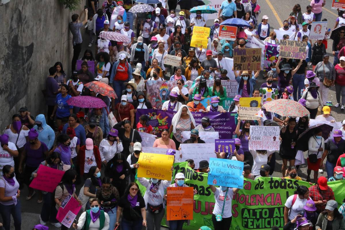 Hondureñas marchan hasta el Congreso contra feminicidios