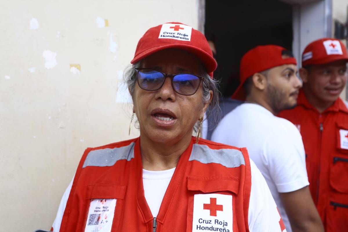 Veraneantes disfrutan de las playas de Tela bajo nubarrones grises