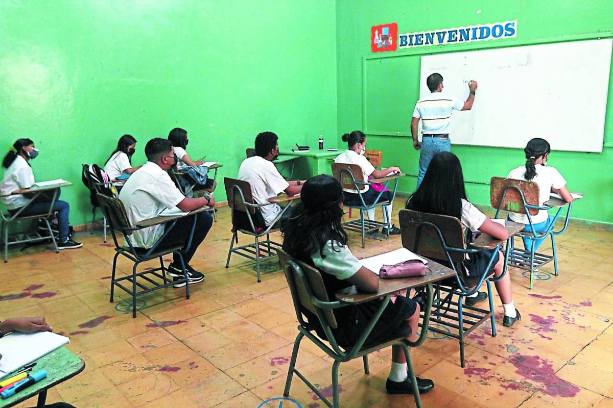 Cien docentes hondureños dejan escuelas por maras