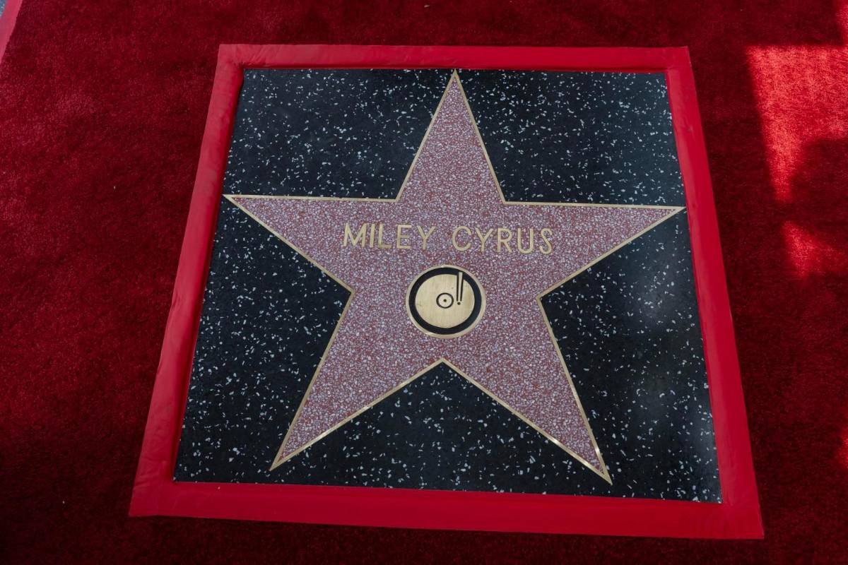 Miley Cyrus recibe estrella en el Paseo de la Fama de Hollywood