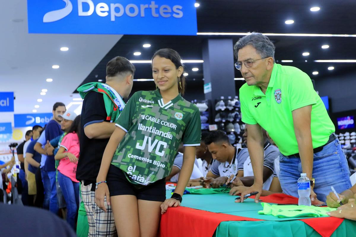 El técnico del Marathón posó con aficionados del equipo verdolaga.