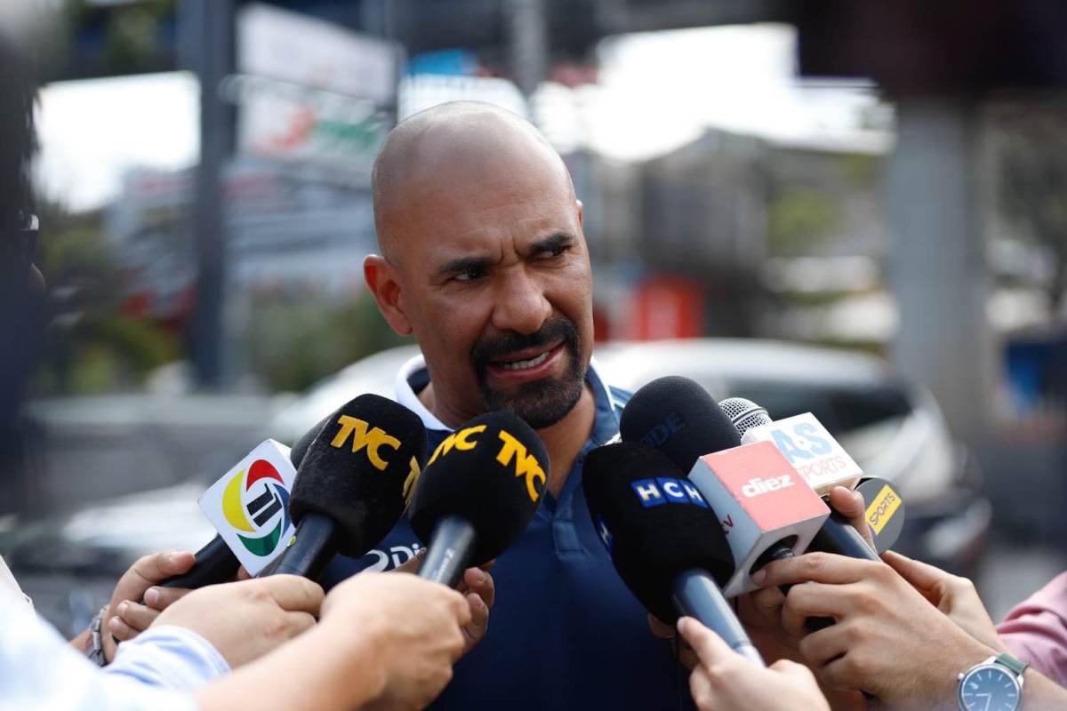 Ninrod Medina atendiendo los medios previo a su salida a San Pedro Sula.