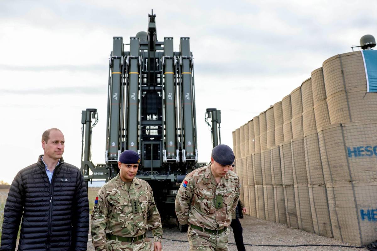 El príncipe William visita a las tropas británicas en frontera polaca