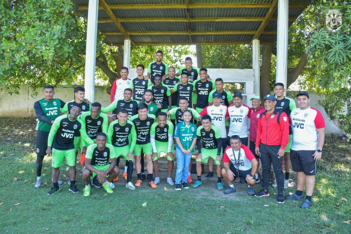 Martinoli y Marathón cumplen y aficionada recibe detallazo