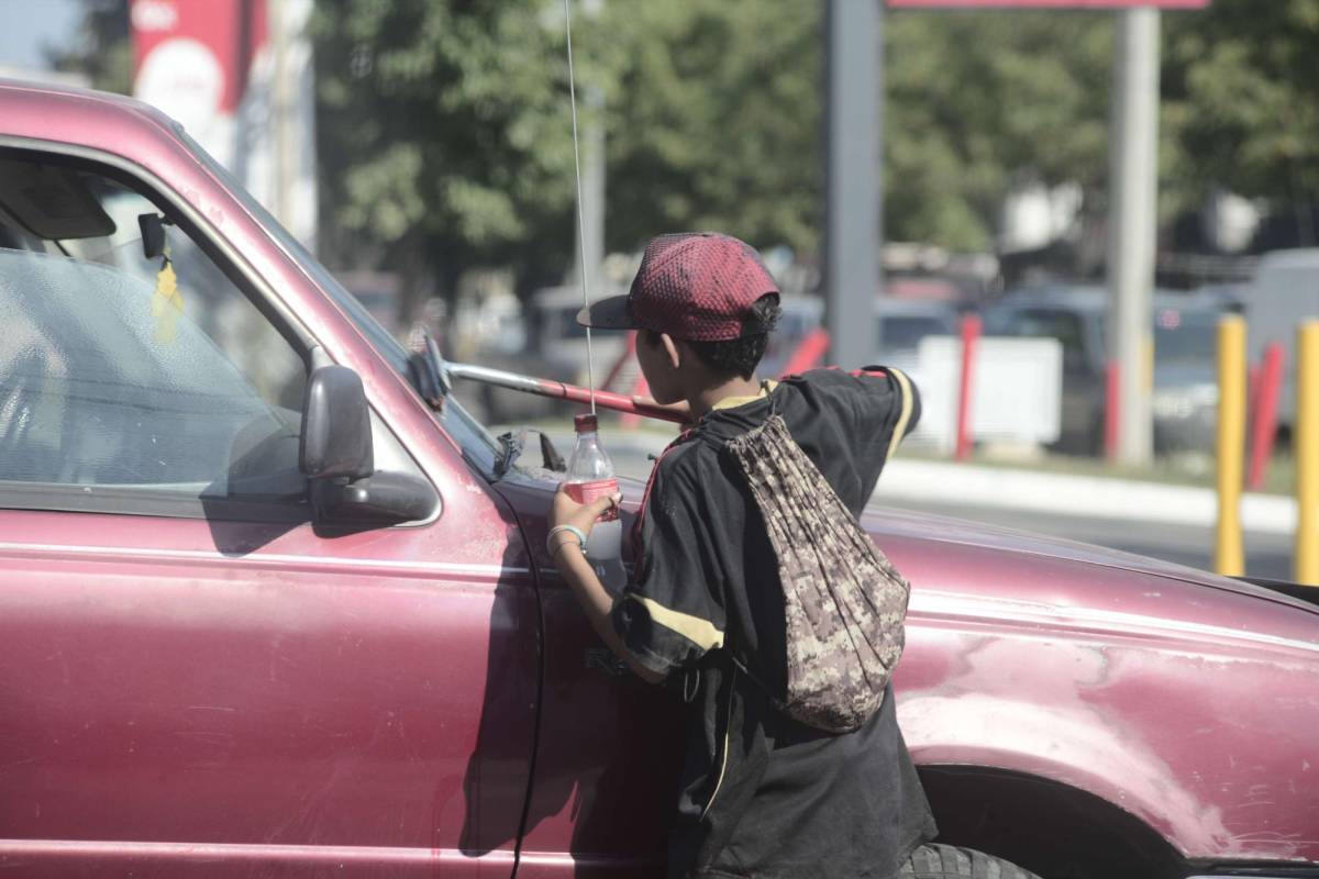 [Trabajo infantil, niño limpia carros en centro de San Pedro Sula]